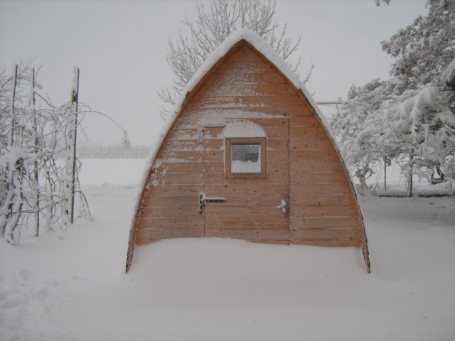 Casetta lapponia sotto la neve